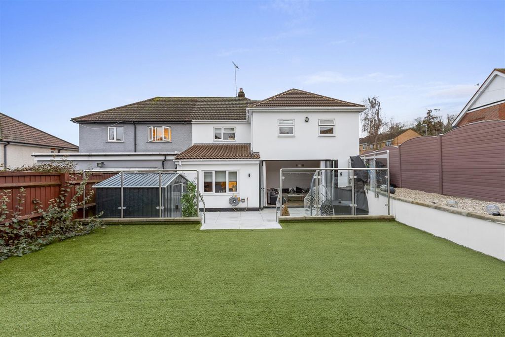 Property photo 2 of 15 40 Rosebery Ave, Hp13 7Al-4.Jpg