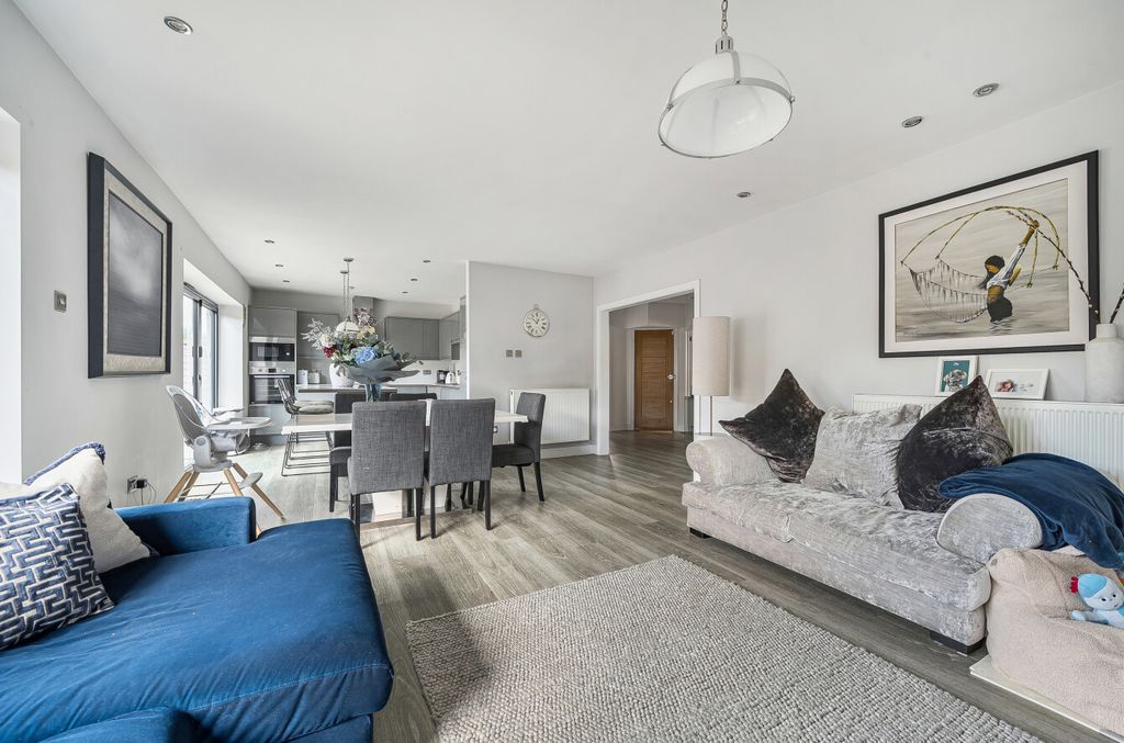 Property photo 3 of 21 1353117-12-68c411...