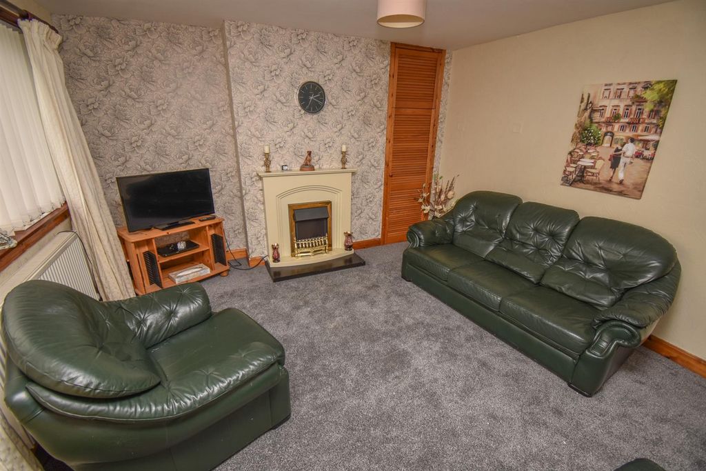 Property photo 3 of 13 Lounge