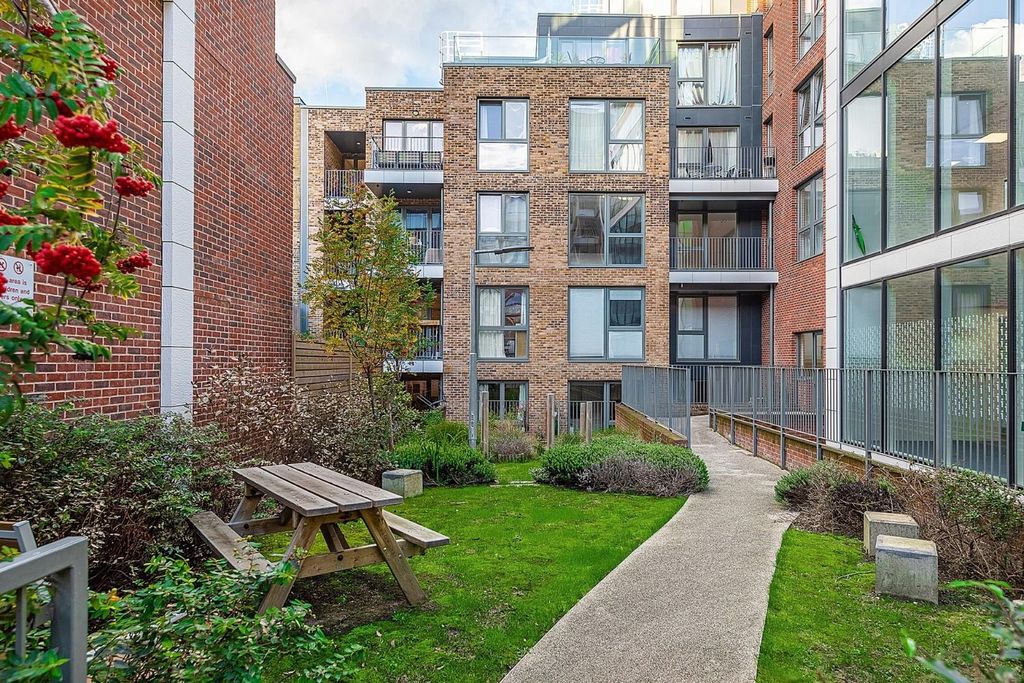 Property photo 3 of 16 Communal Garden 2.Jpg*