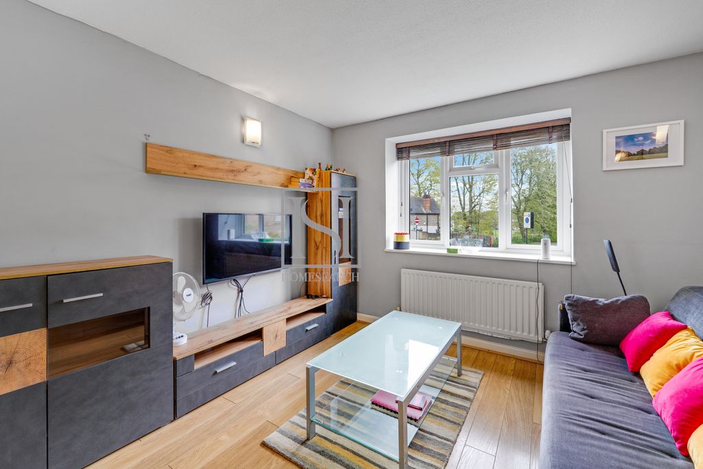 Property photo 1 of 9 New To Market! Modern One-Bedroom Ground Floor Flat In South Ealing Close To Great Amenities