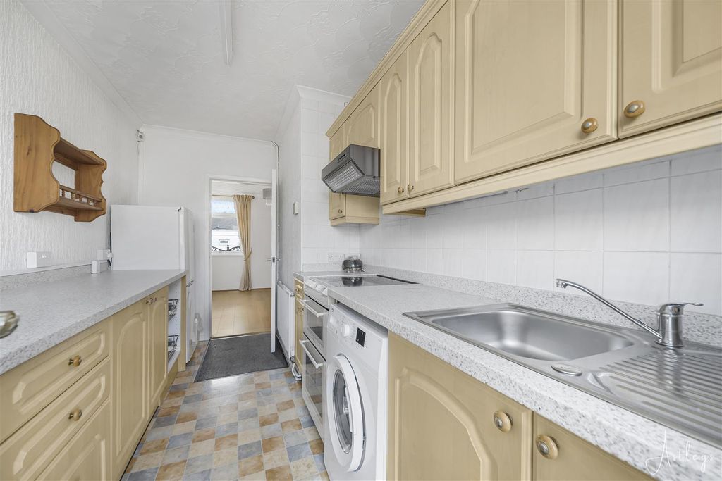 Property photo 3 of 20 Kitchen