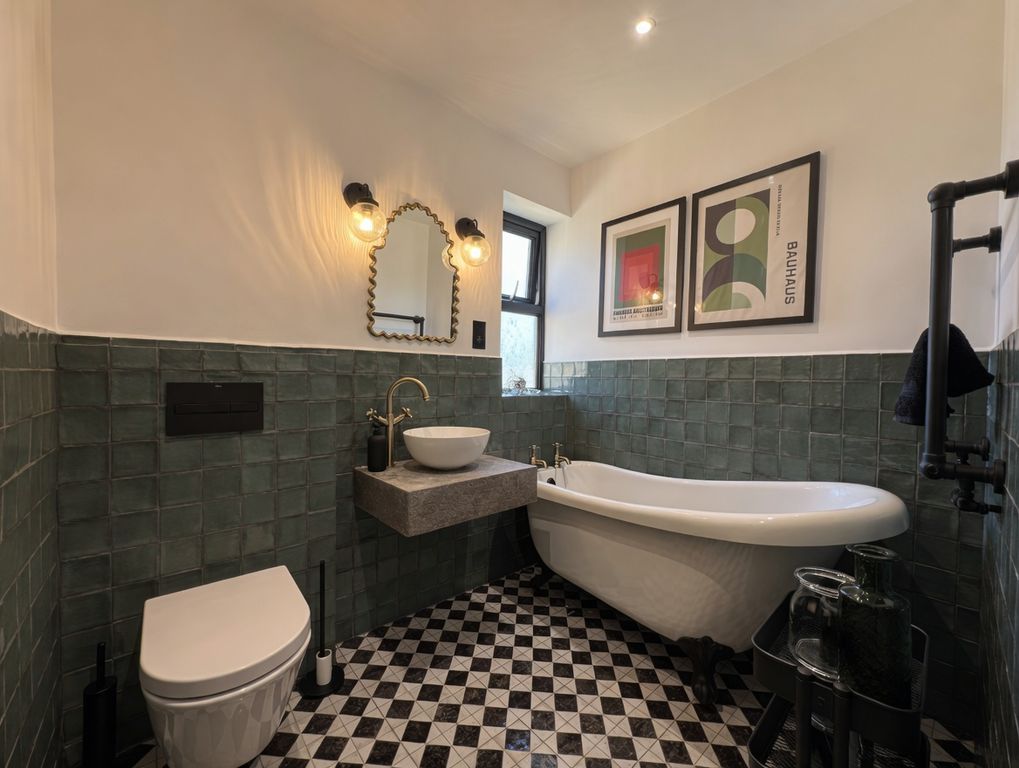 Property photo 3 of 18 Bathroom