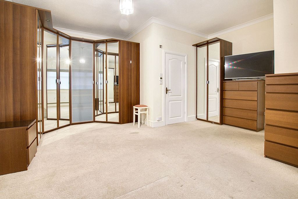 Property photo 3 of 28