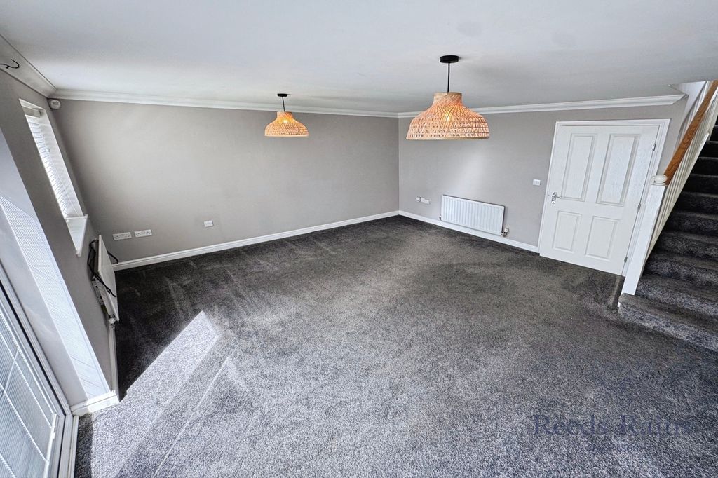 Property photo 3 of 16 Lounge