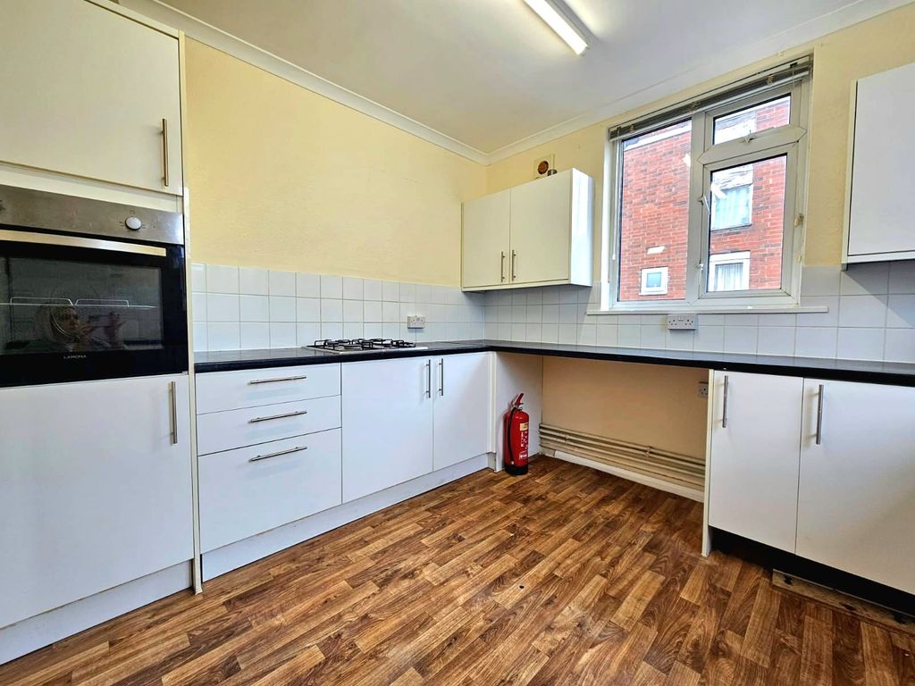 Property photo 3 of 11 63E2A6F5-359c-457c-A1ee-9c0Bd29Bb239