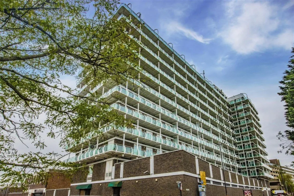 Apartment in Northampton, Semilong - View 3
