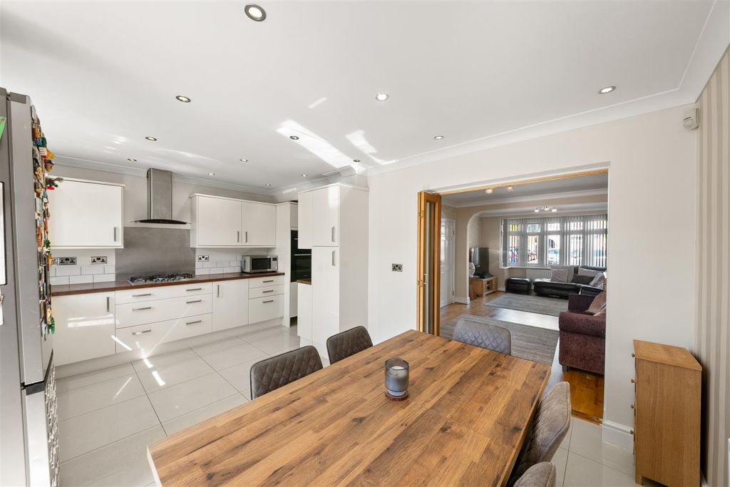 Property photo 3 of 20 7