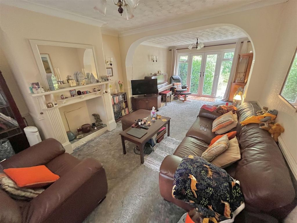 Property photo 3 of 21 Lounge