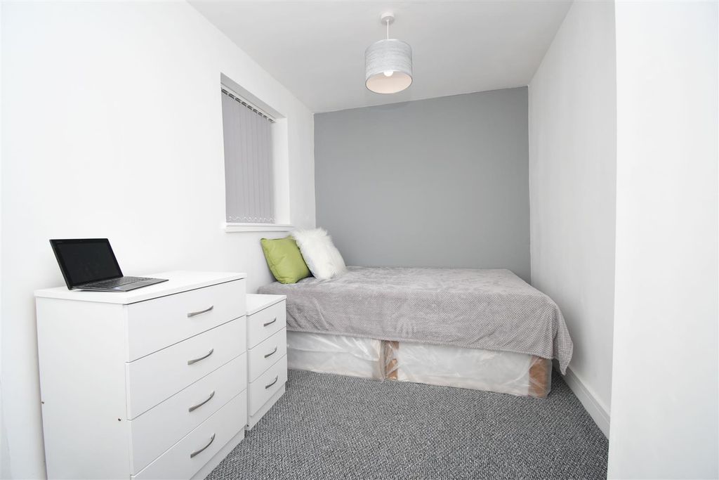 Property photo 1 of 13 10 - 38 Queensberry.Jpg