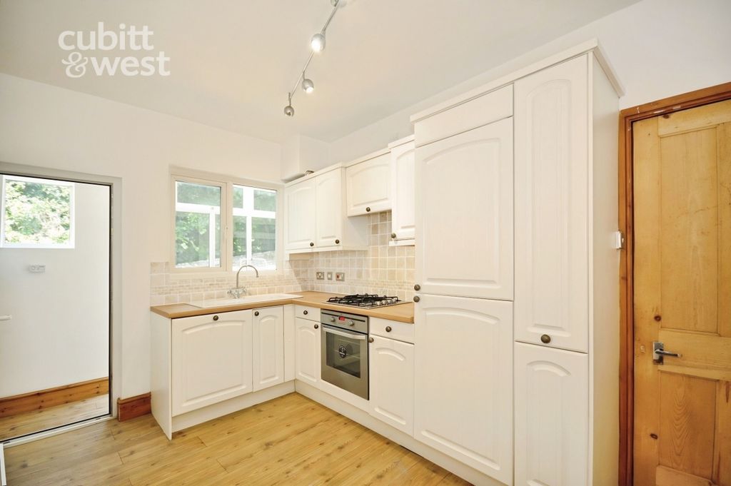 Property photo 3 of 10 Kitchen