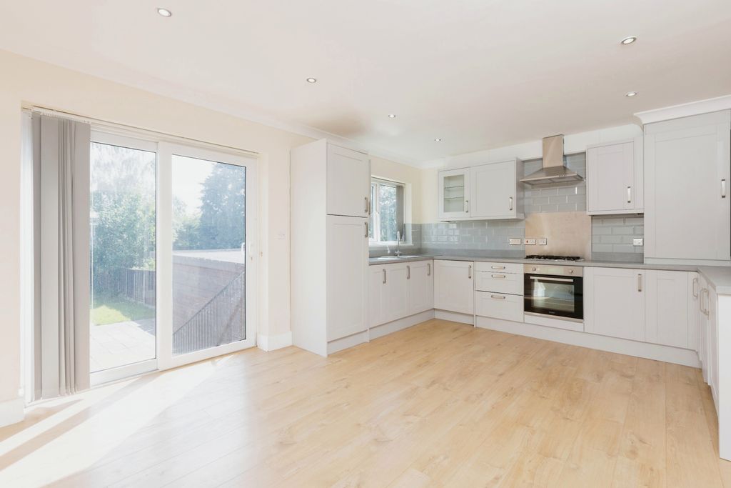 Property photo 3 of 16 Kitchen