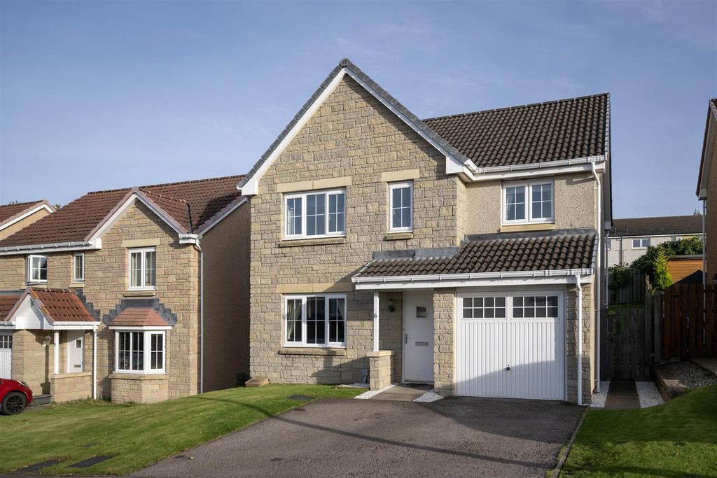Property photo 1 of 27 Woodlands Close 0001.Jpg
