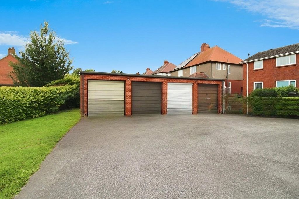 Property photo 3 of 12 Garage