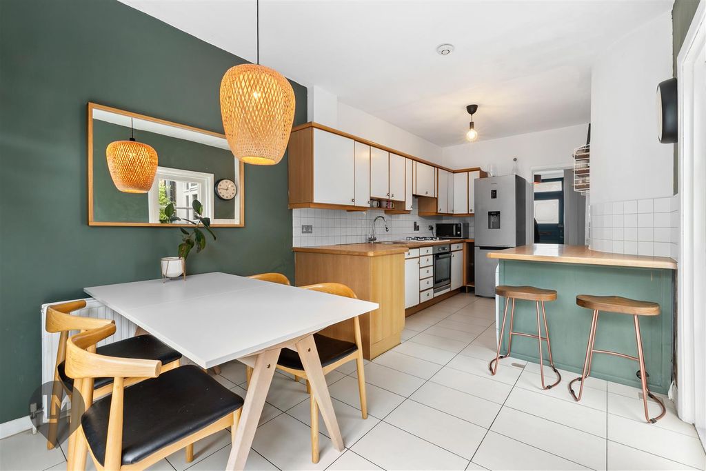 Property photo 3 of 10 Kitchen