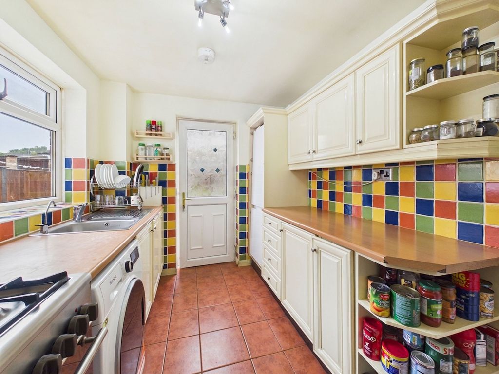 Property photo 3 of 17 Kitchen