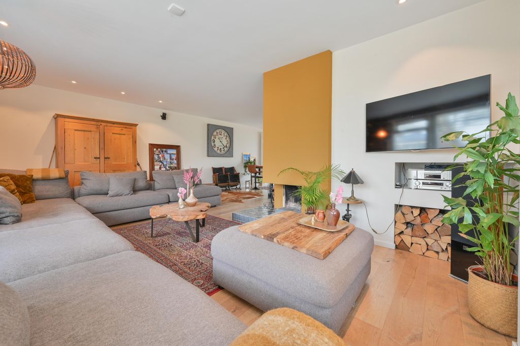 Property photo 3 of 46