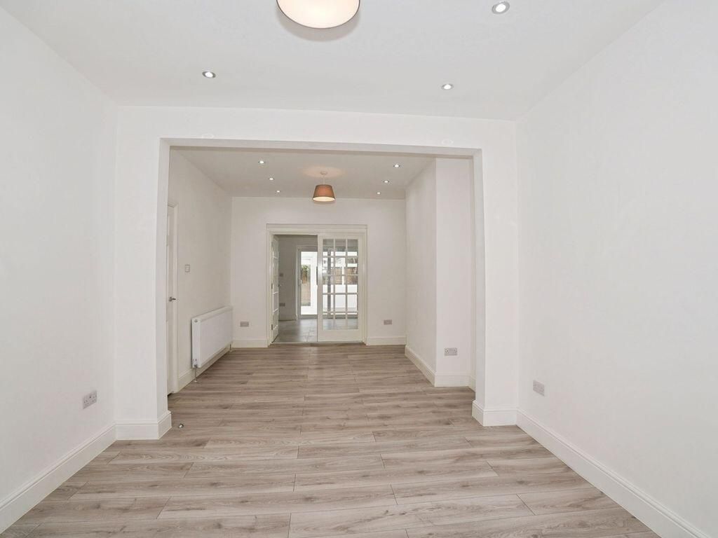 Property photo 3 of 11 Living Room