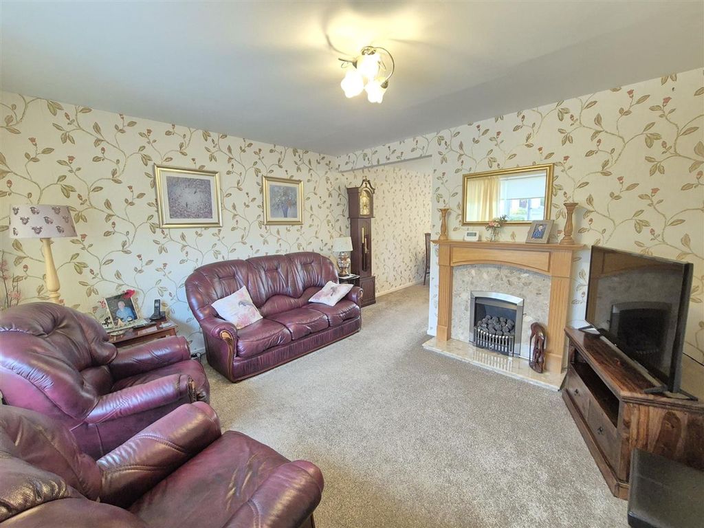 Property photo 2 of 21 Lounge