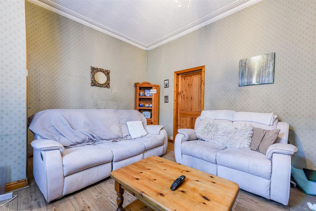 Property photo 3 of 13 Lounge