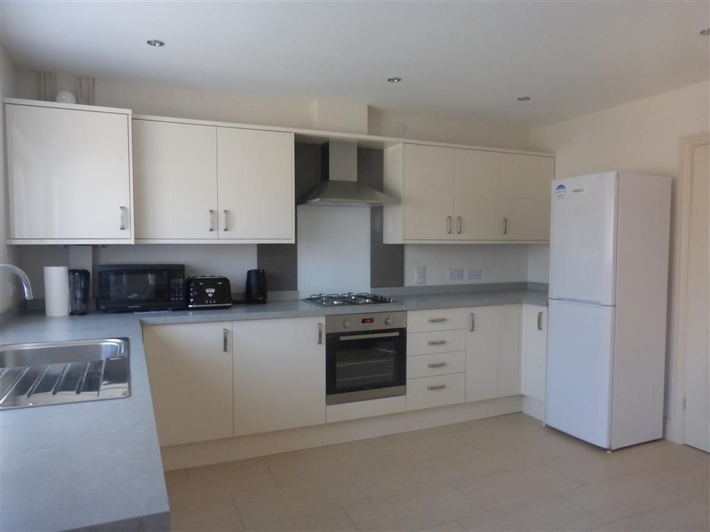 Property photo 2 of 10 Kitchen