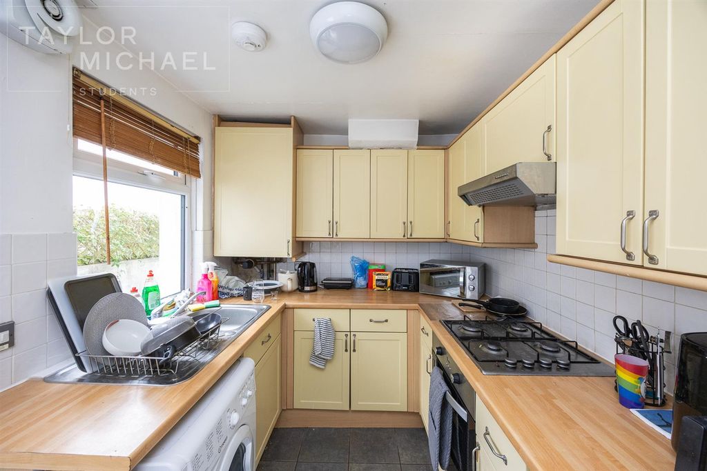 Property photo 3 of 10 Kitchen