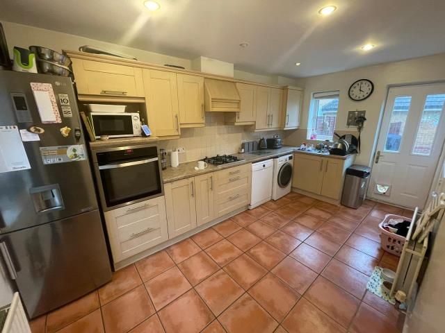 Property photo 2 of 7 Kitchen
