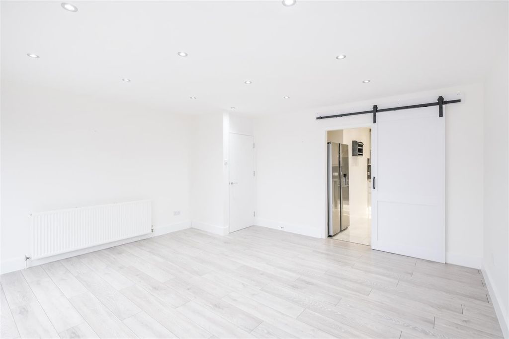 Property photo 3 of 17 10 Glendale Road-9.Jpg