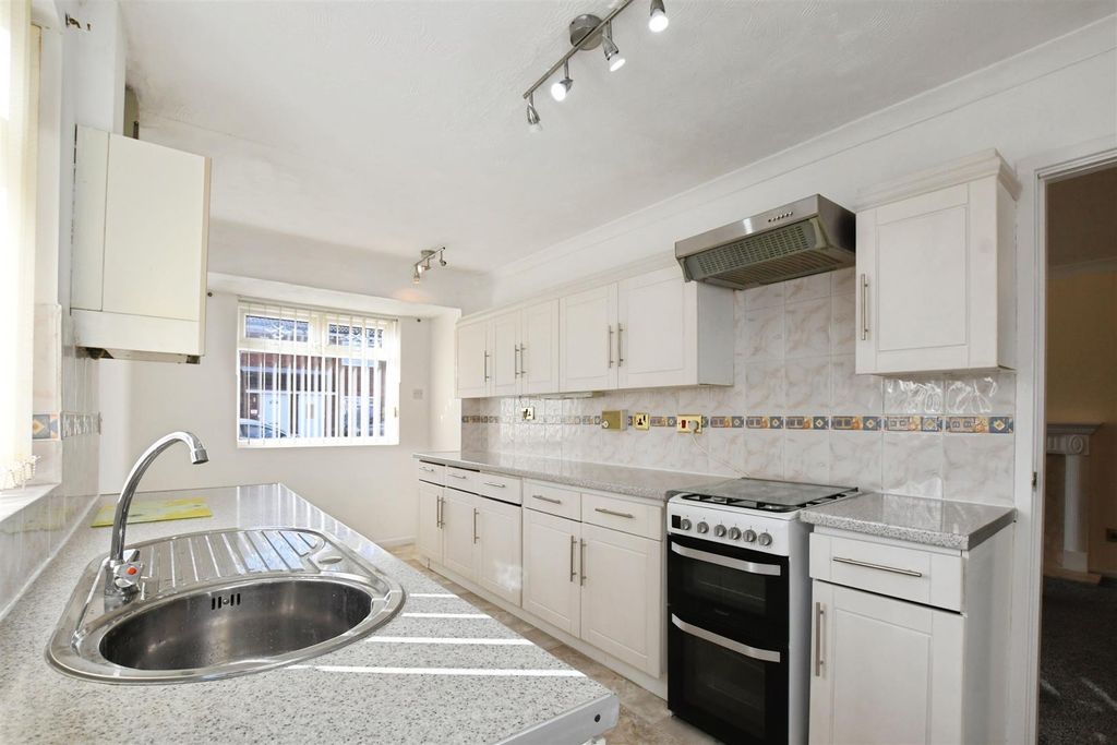 Property photo 2 of 20 Fitted Kitchen/Dining Room