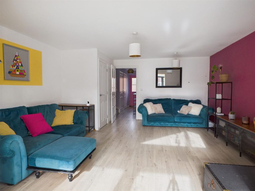 Property photo 2 of 17 Lounge