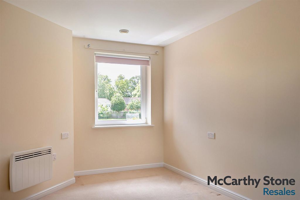 Additional image 14 of 2 bed flat for saleBenedict Court, Western Avenue, Newbury, Berkshire RG14