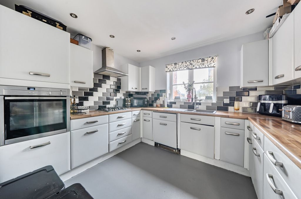 Property photo 2 of 18 Kitchen / Breakfast