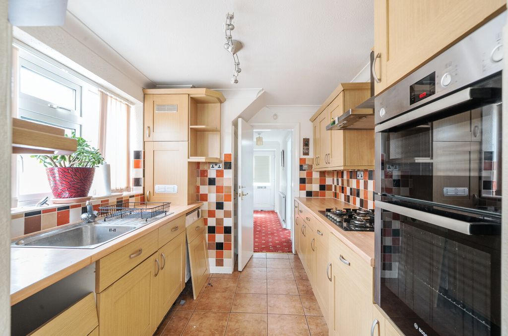 Property photo 3 of 19 Kitchen