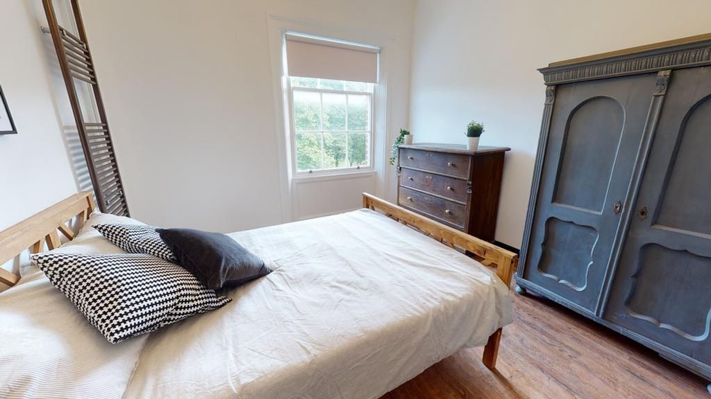 Property photo 1 of 5 A Cozy And Well-Lit Double Bedroom Featuring Styli...