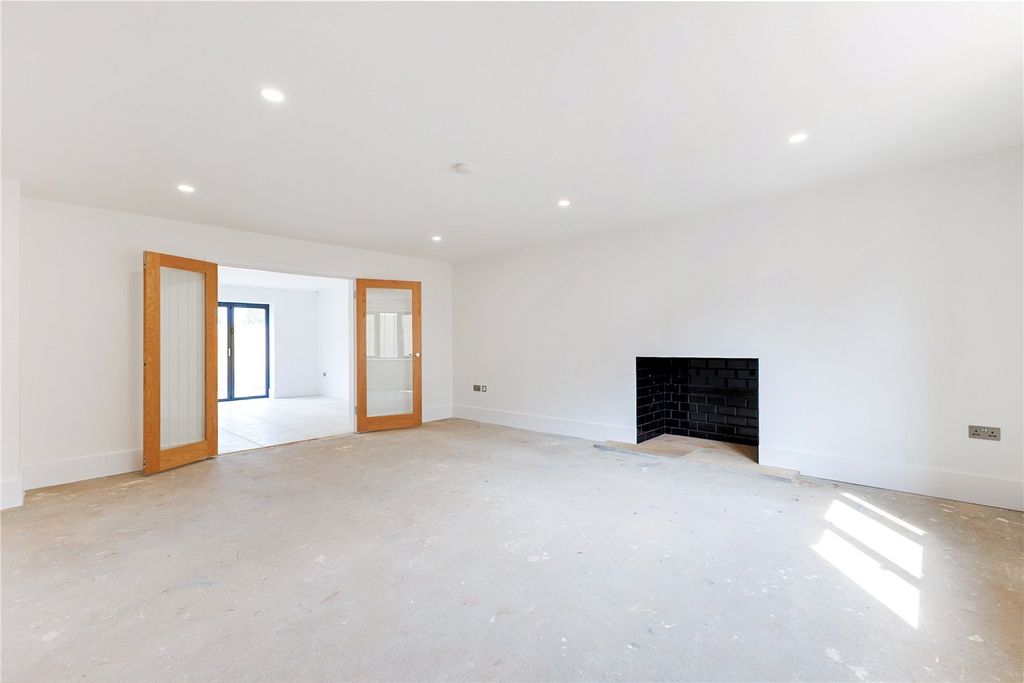 Property photo 3 of 19 Sitting Room