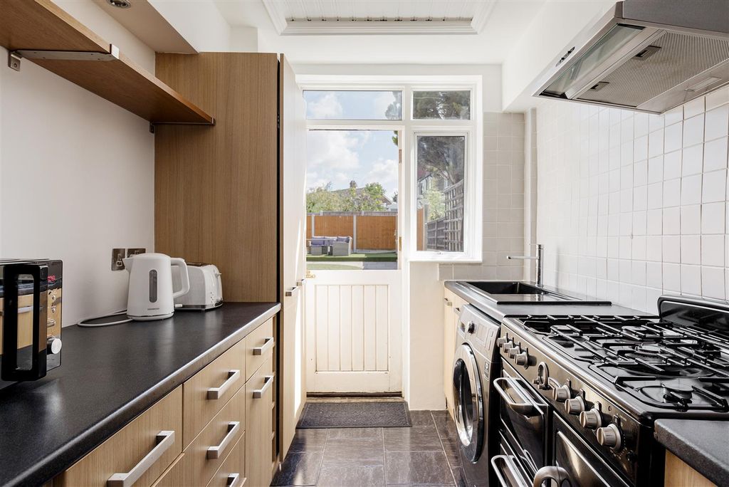 Property photo 3 of 27 Larkshall Road, E4