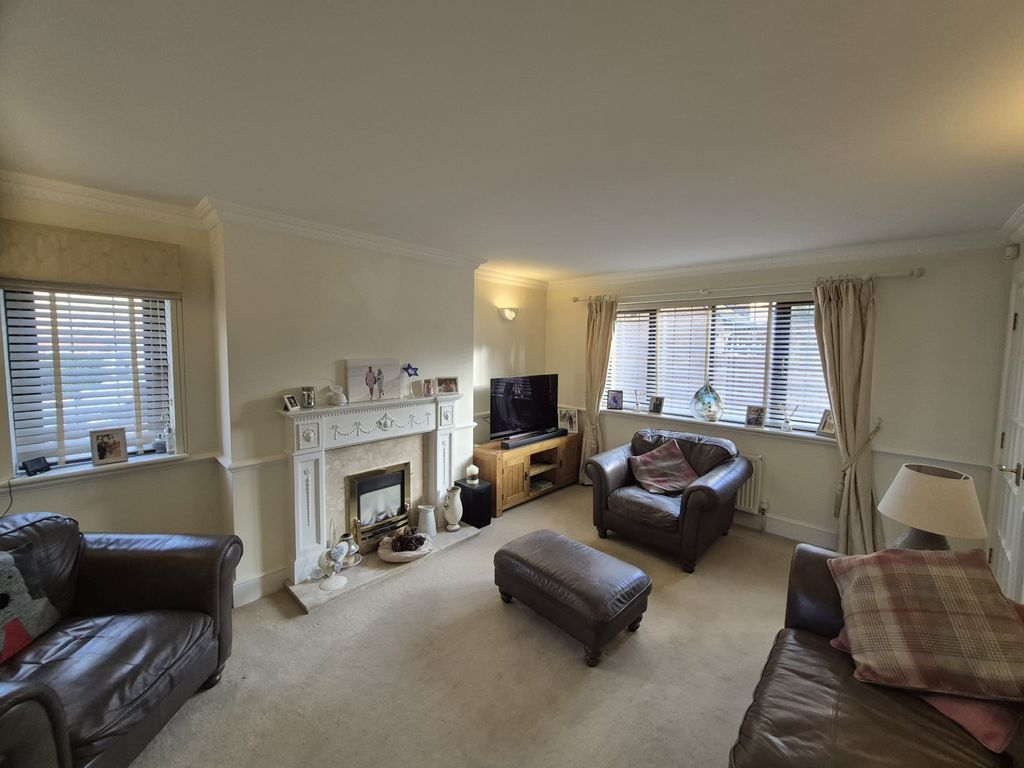 Property photo 3 of 9 Lunchfield Walk