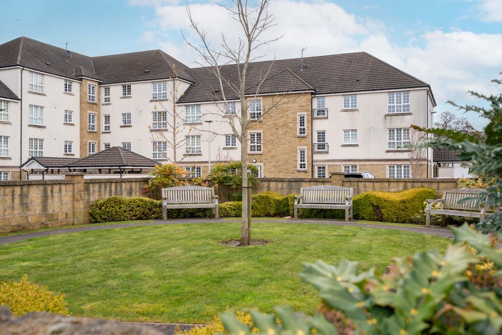 Property photo 2 of 14 Flat 2, 11 Crown Crescent, Larbert, Fk5 4Xp (19)