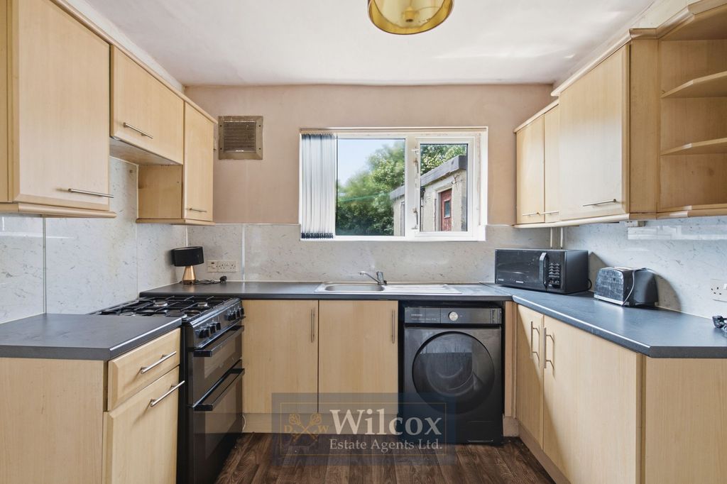 Property photo 3 of 34