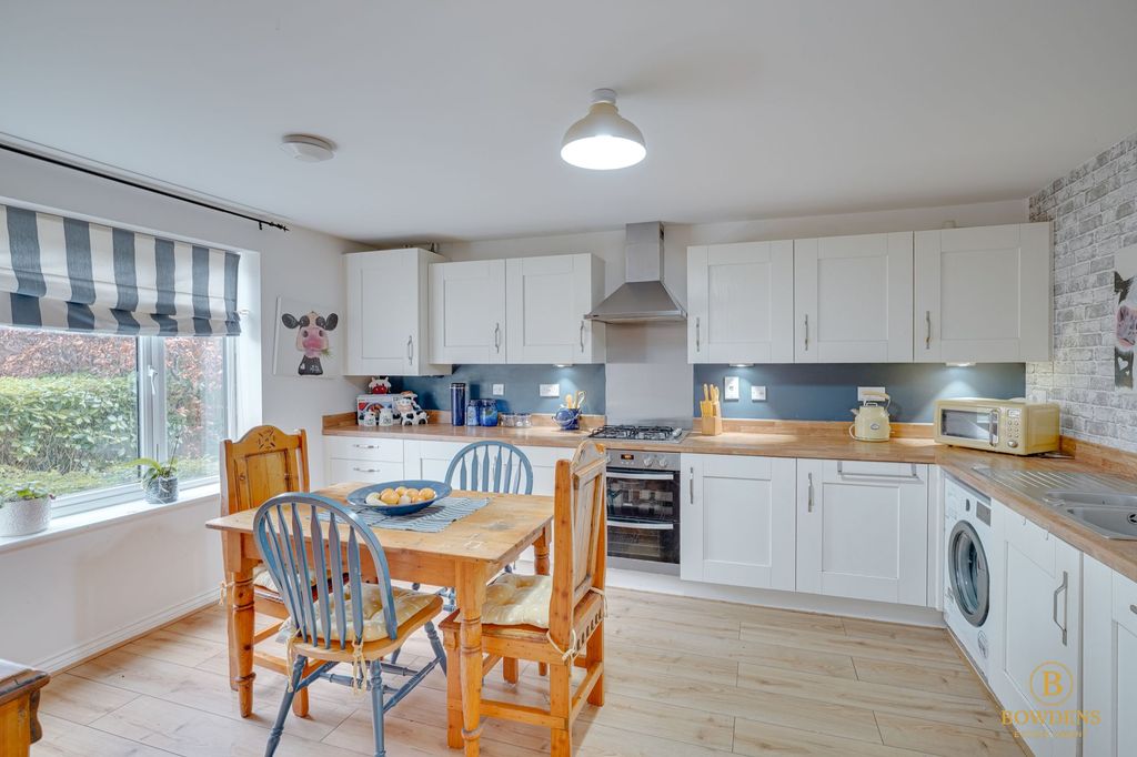 Property photo 3 of 32