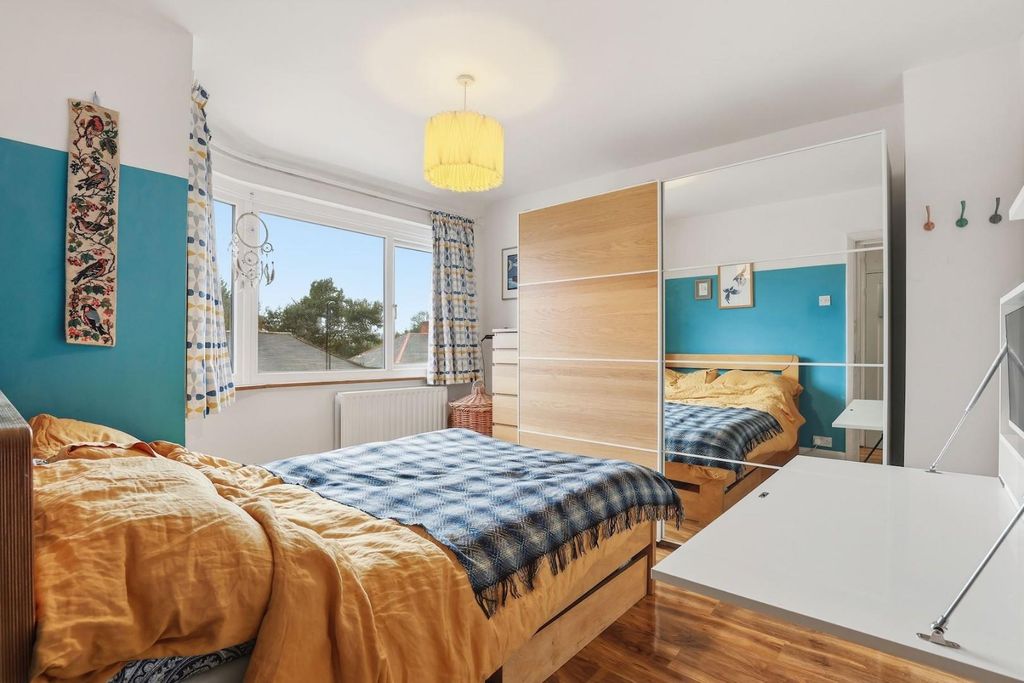 Property photo 1 of 11 04-862Djhpropworld - 11 Meadowview Road - 13-Medi
