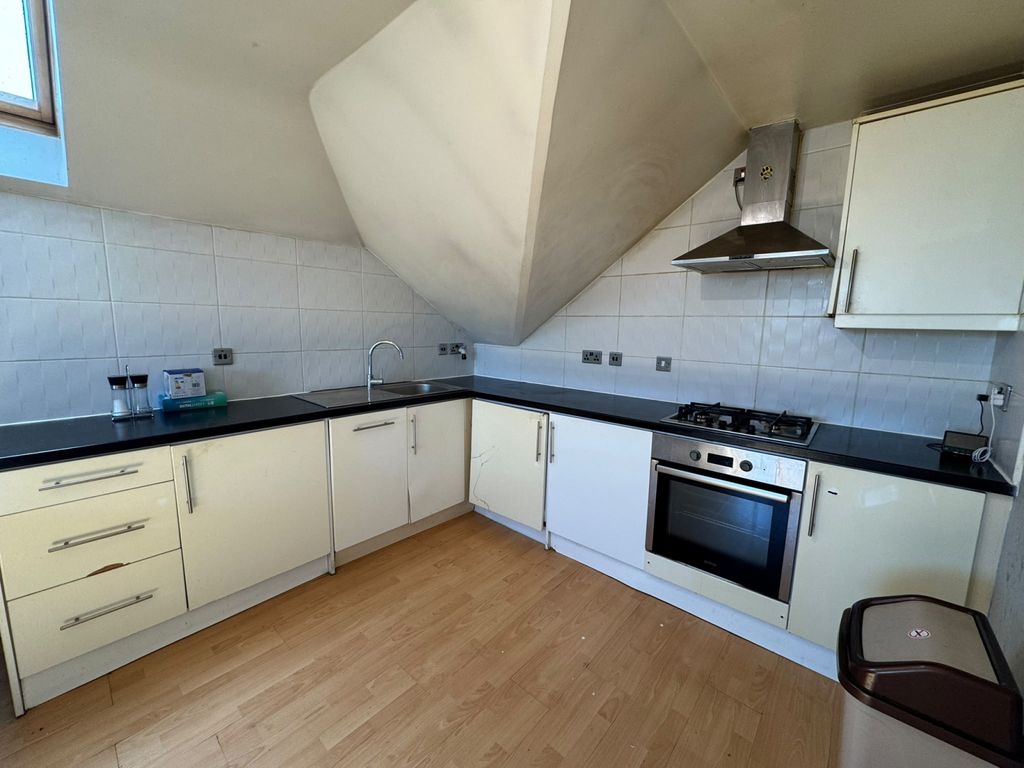 Property photo 1 of 6 2 Bed Flat To Rent Lampton Road, Hounslow Tw3