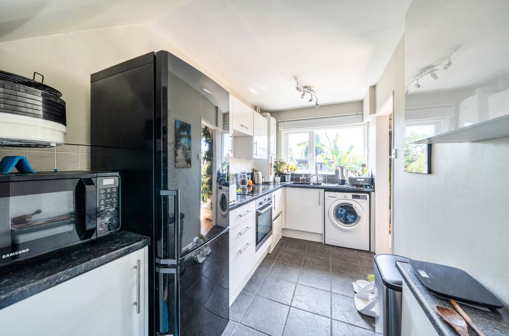 2 bed property for saleQuinta Drive, Barnet EN5 photo 5
