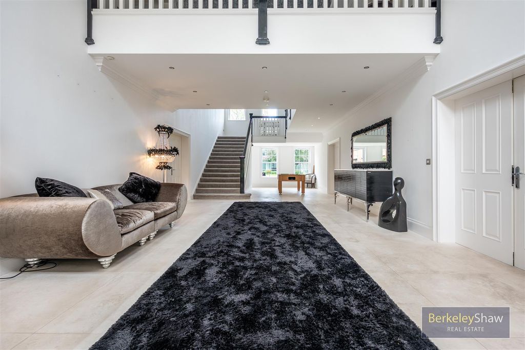 Property photo 3 of 64 Entrance Hall