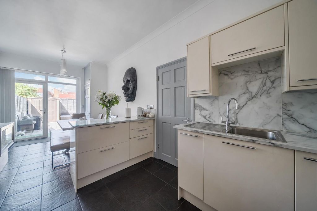 Property photo 2 of 15 1464346-10-6A103Dcb6F6E1.Jpg