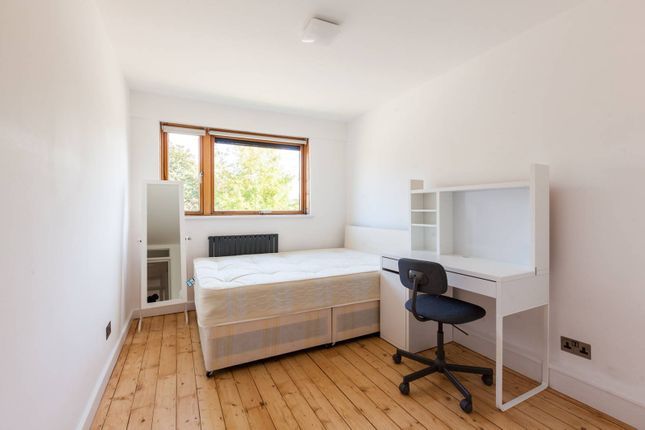 Property photo 1 of 12 A Beautifully Refurbished Six-Bedroom, Two-Bathroom House, Ideally Positioned On Southwark Park Road In The Heart Of Bermondsey.