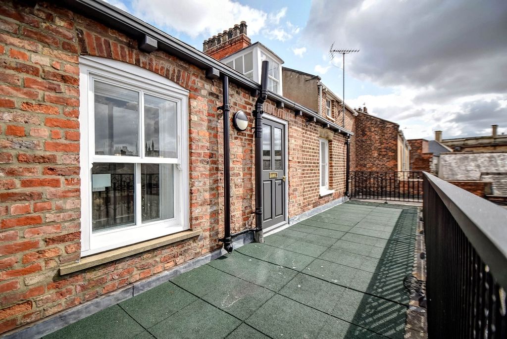 Property photo 1 of 12 7A Whitefriargate