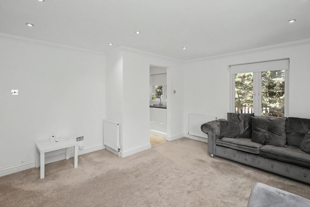 Property photo 2 of 17 16 Sands Way, Woodford Green, Ig8 8Ej