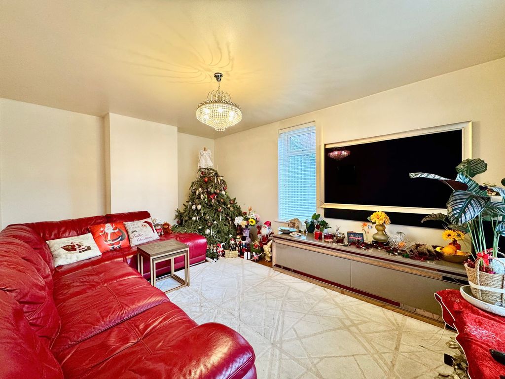 Property photo 2 of 19 Lounge