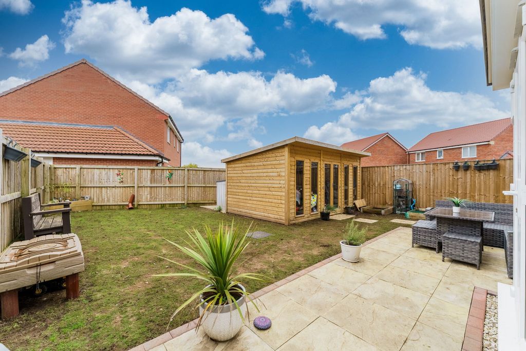 Property photo 2 of 28